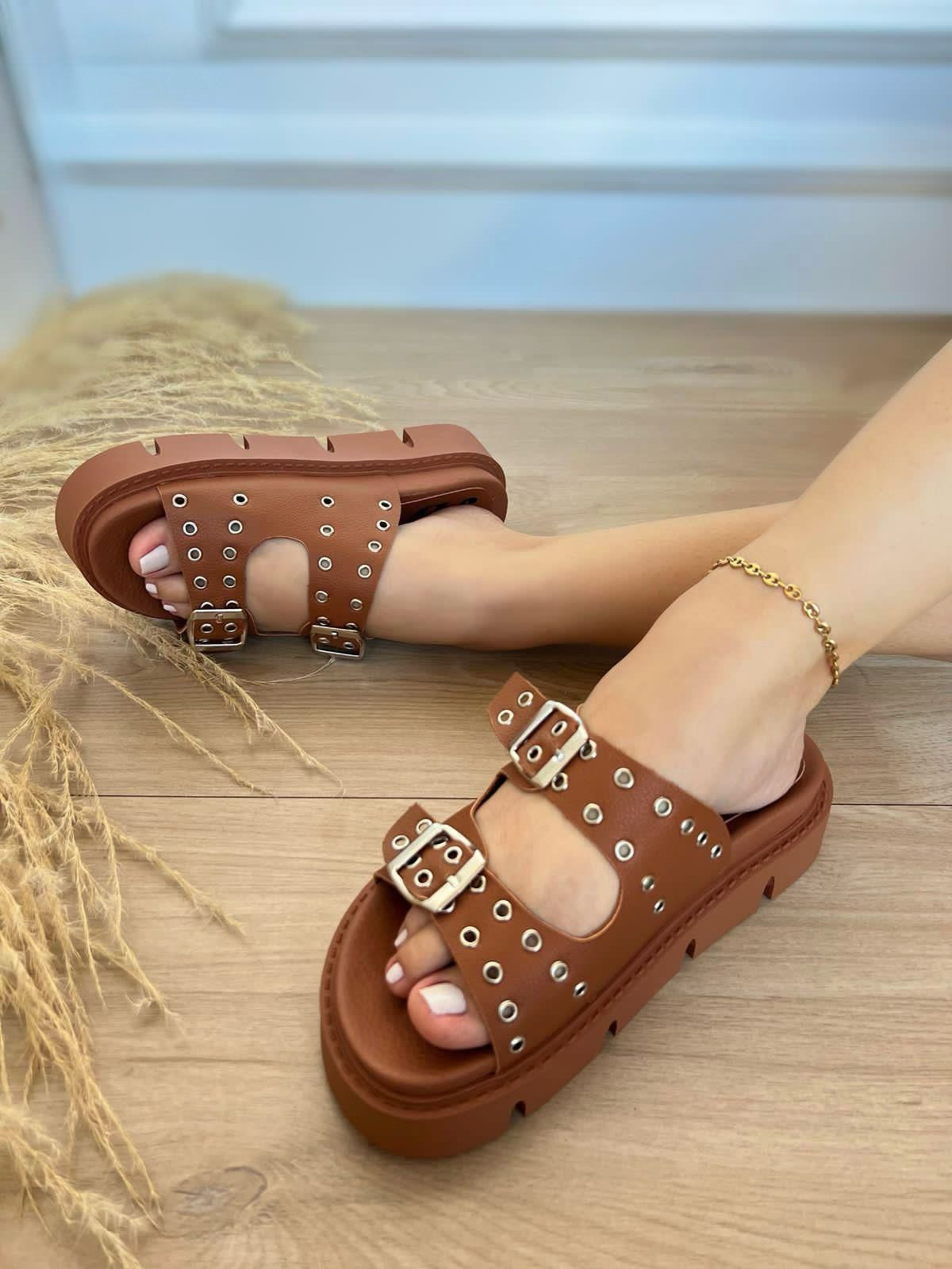 Sandalia Taches Karol